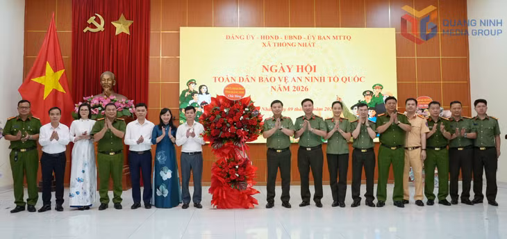Lãnh đạo Công an tỉnh chúc mừng Ngày hội Toàn dân bảo vệ an ninh Tổ quốc xã Thống Nhất.
