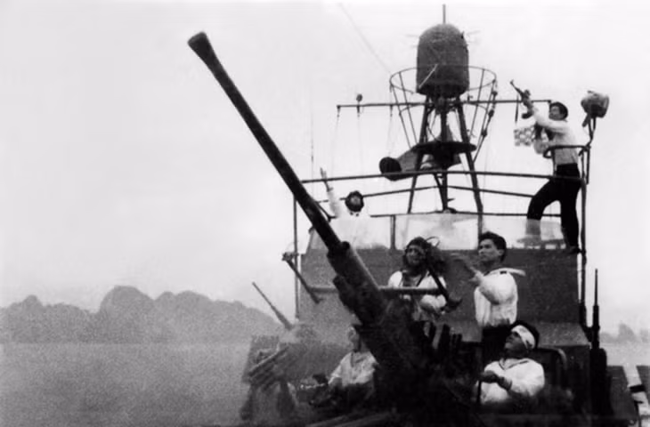 Bộ đội Hải quân nhân dân Việt Nam đánh trả máy bay Mỹ ngày 5/8/1964. Ảnh tư liệu