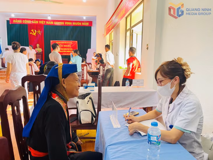 Bà Triệu Thị Năm, thôn Nà Làng, xã Ba Chẽ được tư vấn sức khỏe miễn phí.