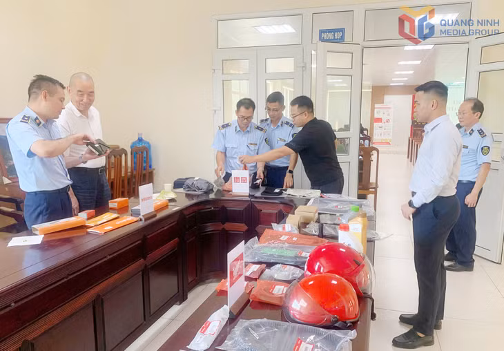 Chi cục QLTT Quảng Ninh thường xuyên phối hợp tổ chức các buổi tập huấn phân biệt hàng thật, hàng giả cho đội ngũ cán bộ của đơn vị.