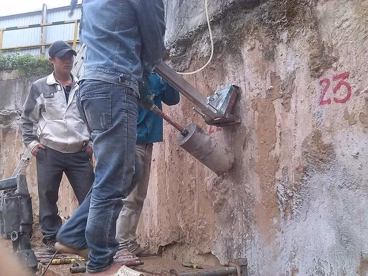 Kỹ thuật viên khảo sát, xác định vị trí khoan.&nbsp;