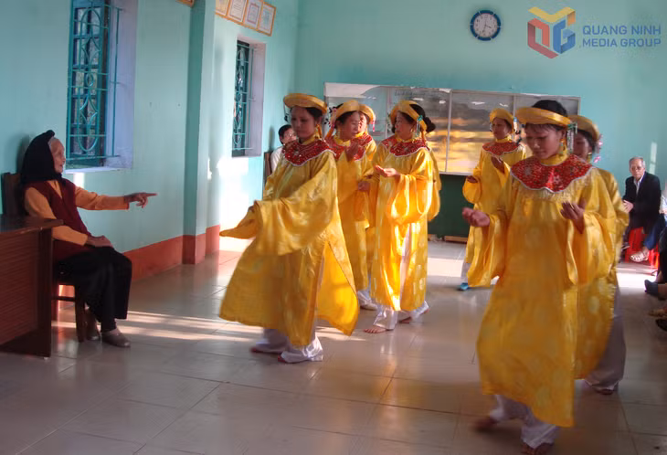Nghệ nhân Nhân dân Đặng Thị Tự truyền dạy một điệu múa trong các làn điệu múa hát cửa đình.