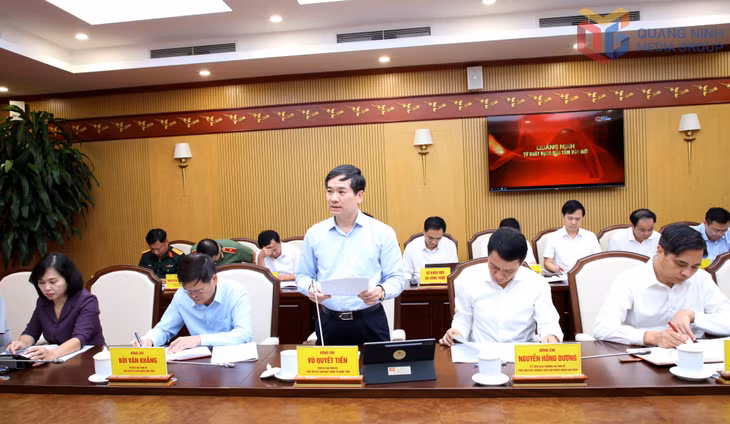 Đồng chí Vũ Quyết Tiến, Phó Bí thư Tỉnh ủy, Chủ tịch Ủy ban MTTQ tỉnh, báo cáo tại buổi làm việc.