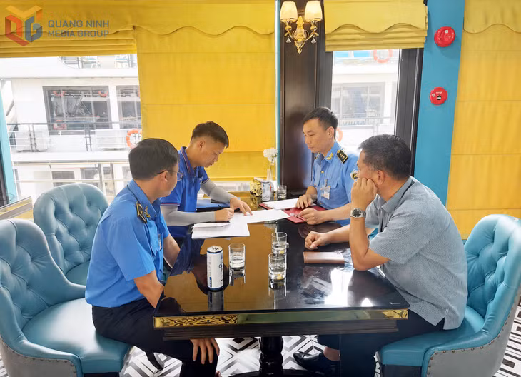 Lực lượng chức năng thường xuyên kiểm tra, giám sát đảm bảo an toàn cho các chuyến tàu du lịch.