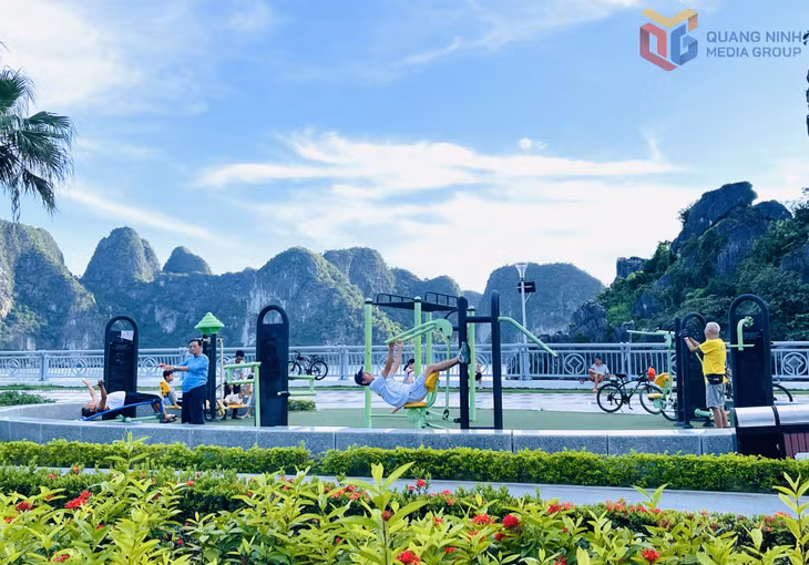Người dân phường Hạ Long tập luyện thể dục tại khu vực công cộng.