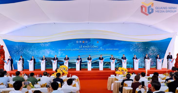 Thủ tướng Chính phủ Lê Minh Hưng cùng các đại biểu ấn nút khởi công Dự án tuyến đường sắt tốc độ cao Hà Nội - Quảng Ninh. Ảnh: Song Hà