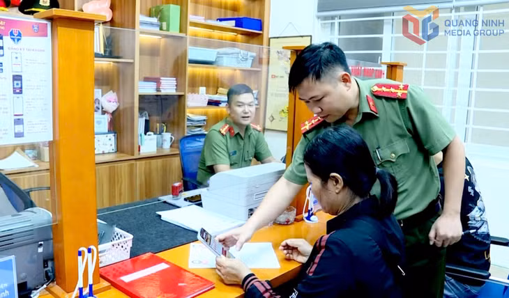 Đại úy Phùn Phúc Lâm hướng dẫn người dân thực hiện thủ tục hành chính.