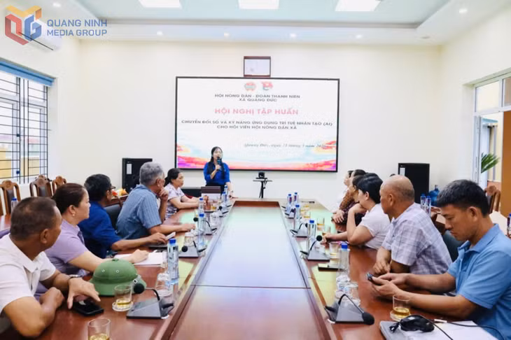 HND xã Quảng Đức phối hợp với Đoàn Thanh niên xã tập huấn chuyển đổi số cho hội viên.