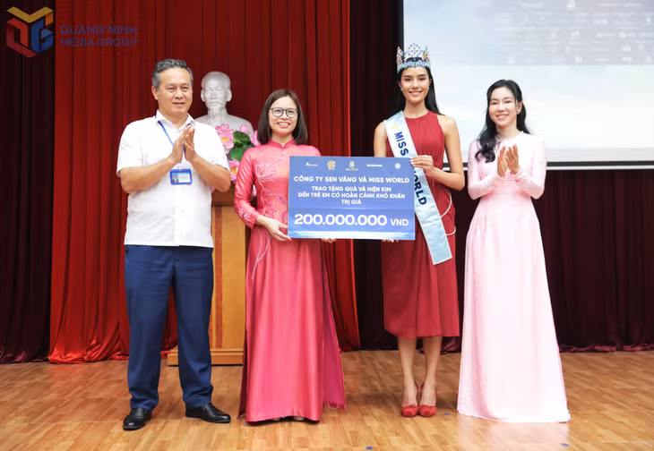 Đại diện Công ty Sen Vàng và Miss World trao tặng 75 phần quà trị giá 200 triệu đồng đến các em nhỏ đang được chăm sóc tại Trung tâm Trợ giúp xã hội tỉnh Quảng Ninh.