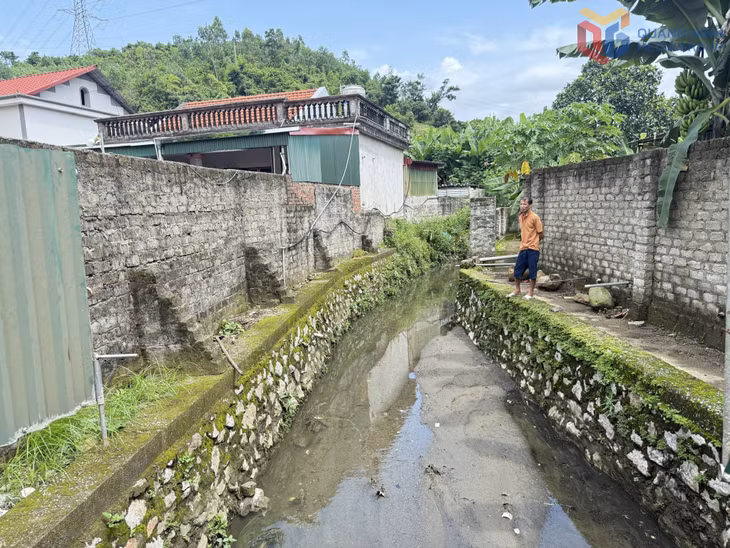 Cống thoát nước chính tại khu Vàng Danh 1 bị bồi lấp, làm thu hẹp khẩu độ và ảnh hưởng đến khả năng tiêu thoát nước khi mưa lớn.