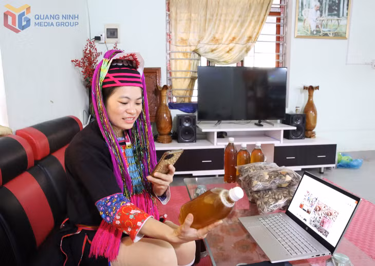 Chị Sằn Sặp Múi, người dân tộc Dao Thanh Y, thôn Trúc Bài Sơn (xã Đường Hoa) chụp hình sản phẩm, đăng mạng xã hội để bán hàng.