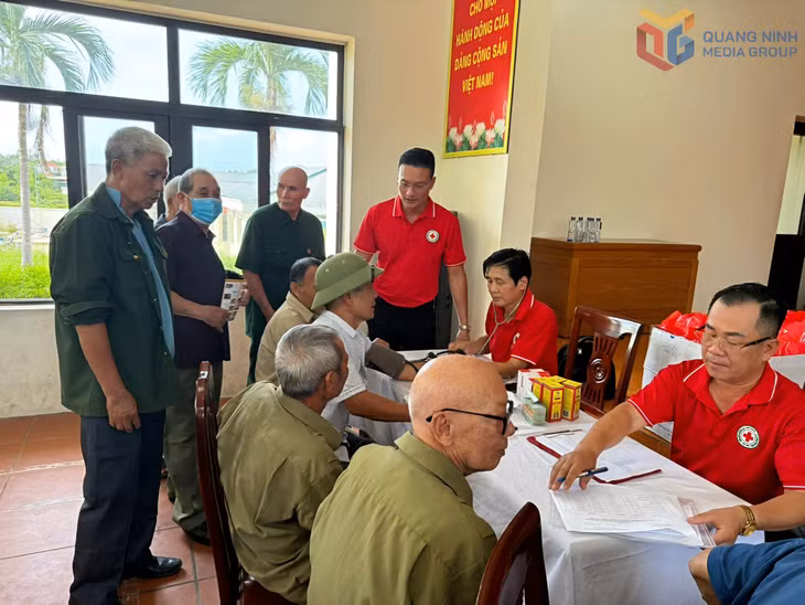 Hội Chữ thập đỏ tỉnh tổ chức khám bệnh, cấp thuốc miễn phí cho đối tượng chính sách, người có công, nạn nhân da cam năm 2025 tại phường Hoành Bồ.