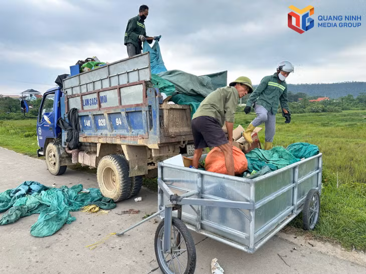bqn_tr_2542682_rac_thai_duoc_tap_ket_ven_duong_roi_dua_len_cac_xe_tai_de_cho_den_cac_khu_tap_ket_rac_tam_thoi_05185718.jpg