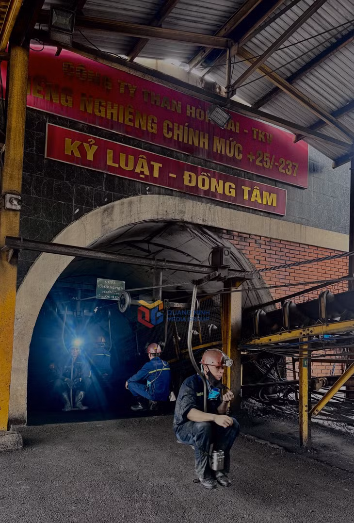 Hệ thống tời hỗ trợ thợ mỏ Than Hòn Gai đi lại trong lò.