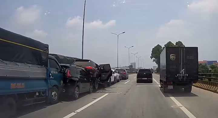 7 ô tô dồn toa trên Quốc lộ 18. (Ảnh cắt từ clip)