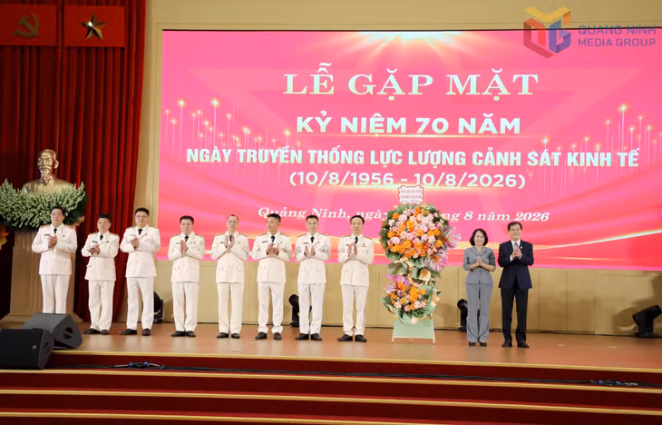 Các đồng chí lãnh đạo tỉnh tặng hoa chúc mừng cán bộ, chiến sĩ Phòng Cảnh sát kinh tế Công an tỉnh Quảng Ninh.