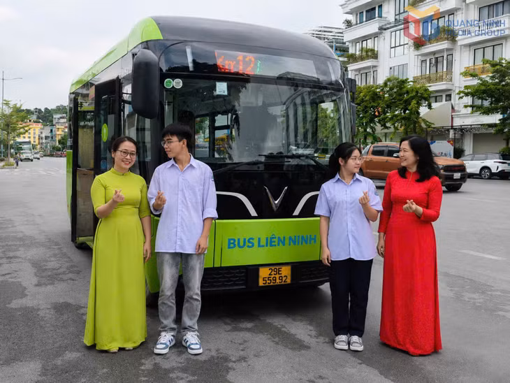 Giáo viên, học sinh Trường THPT Vũ Văn Hiếu (phường Hà Tu) tham gia đoàn khảo sát các tuyến xe buýt điện, tháng 7/2026.