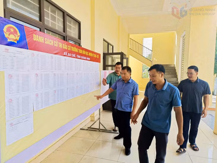 Sẵn sàng cho ngày bầu cử, chính quyền xã Ba Chẽ tới kiểm tra lại danh sách niêm yết cử tri tại các khu vực bỏ phiếu.