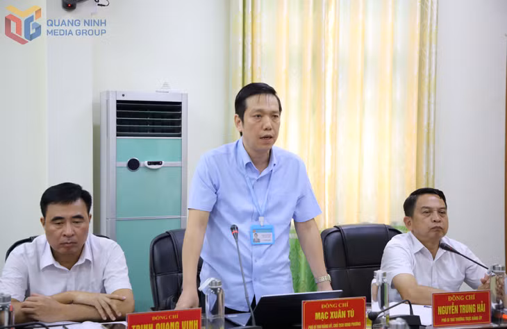 Chính quyền phường Yên Tử báo cáo tại buổi làm việc.