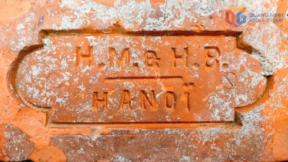 Dấu khắc trên một viên gạch.