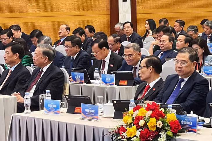 Đồng chí Quản Minh Cường, Ủy viên Trung ương Đảng, Bí thư Tỉnh ủy, Trưởng Đoàn ĐBQH tỉnh dự tại phòng họp trung tâm.