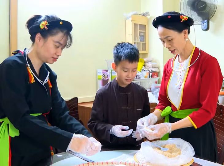 Trang phục của phụ nữ Sán Dìu trong sinh hoạt hằng ngày.