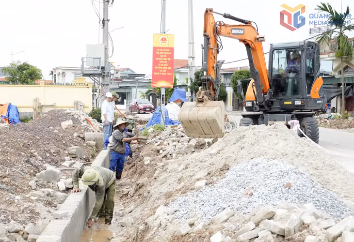 Sau phản ánh của người dân khu phố Hà An 12 về tình trạng sạt đổ cục bộ tại tuyến rãnh thoát nước trên đường Hồng Phong, chính quyền phường Hà An cùng đơn vị nhà thầu đã khẩn trương có mặt tại hiện trường, triển khai các biện pháp xử lý, khắc phục trong tháng 5/2026.