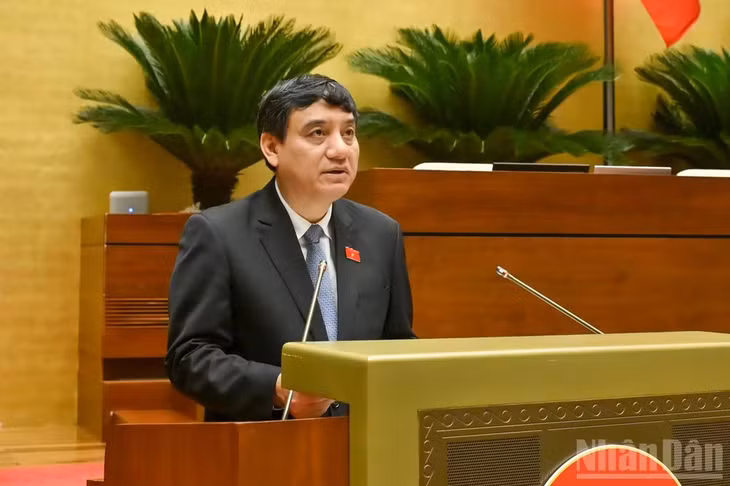 Chủ nhiệm Ủy ban Văn hóa và Xã hội của Quốc hội Nguyễn Đắc Vinh trình bày báo cáo thẩm tra dự án Luật. (Ảnh: THỦY NGUYÊN)