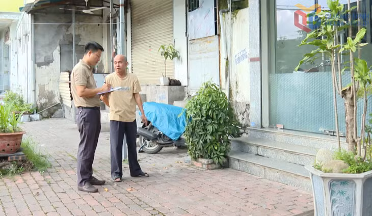 Cán bộ phường Cao Xanh trao đổi về đề nghị của người dân khu 7 liên quan đến cấp giấy chứng nhận quyền sử dụng đất.