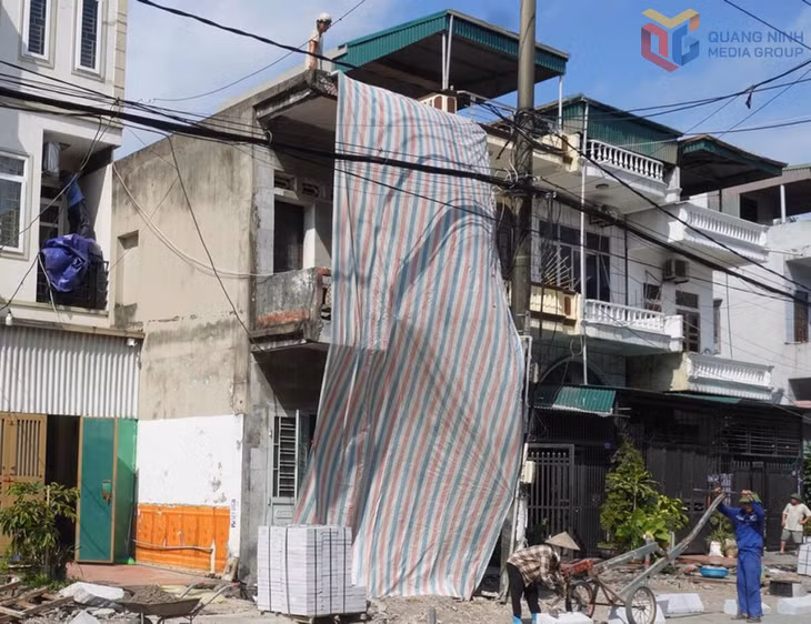 UBND phường Hà Tu tiến hành tháo dỡ ngôi nhà 2 tầng được gia đình bà Thi hiến để mở rộng đường phố.