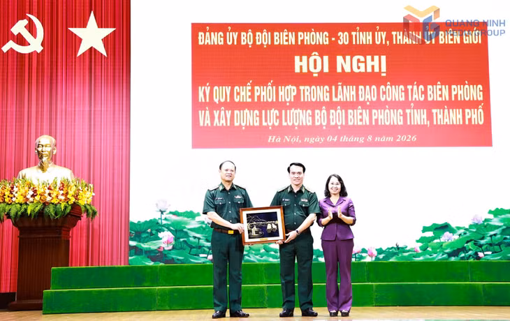 Đồng chí Trịnh Thị Minh Thanh, Phó Bí thư Thường trực Tỉnh ủy, Chủ tịch HĐND tỉnh, tặng quà lưu niệm của tỉnh Quảng Ninh cho Bộ Tư lệnh BĐBP Việt Nam.