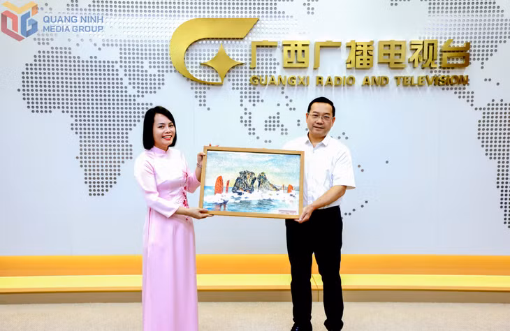 Đồng chí Bùi Thị Thu Hương, Phó Giám đốc Báo và PTTH Quảng Ninh và ông Cam Nghị, Giám đốc, Tổng Biên tập Đài PTTH Quảng Tây, trao quà lưu niệm nhân dịp hội đàm.