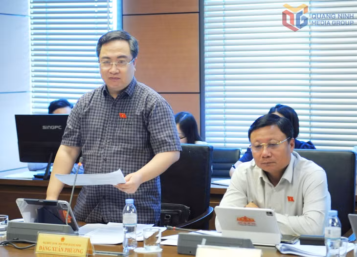 Đại biểu Đặng Xuân Phương, Phó Chủ nhiệm Ủy ban Văn hóa và Xã hội, ĐBQH tỉnh, góp ý vào dự thảo luật.