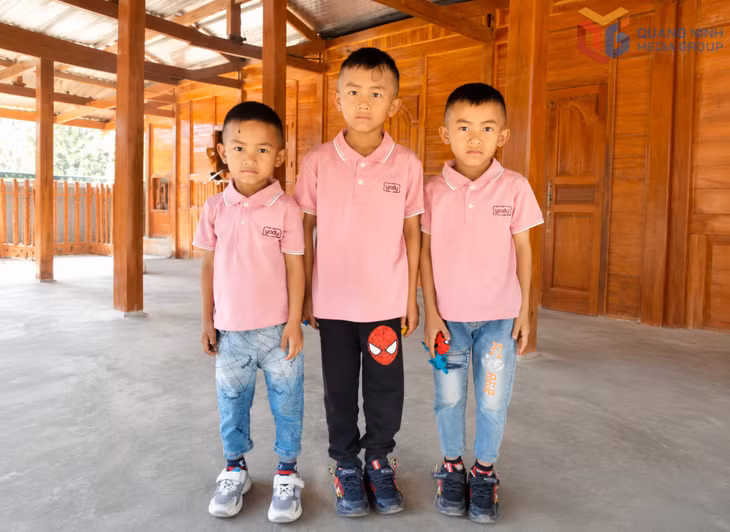 3 con trai của vợ chồng thợ lò Sùng A Nhè bên căn nhà gỗ anh làm từ đồng lương thợ lò.