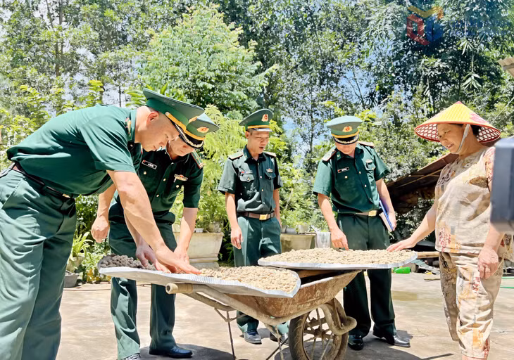 Cán bộ Đồn Biên phòng cửa khẩu Hoành Mô thường xuyên xuống địa bàn nắm tình hình kết hợp tuyên truyền pháp luật cho người dân.