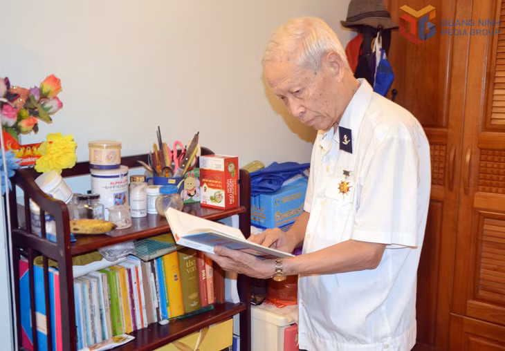CCB Phạm Văn Hùng (khu Trần Hưng Đạo 3, phường Hồng Gai) lật giở những trang tư liệu, hồi tưởng ký ức về Chiến thắng trận đầu năm 1964 mà ông là người trực tiếp tham gia.