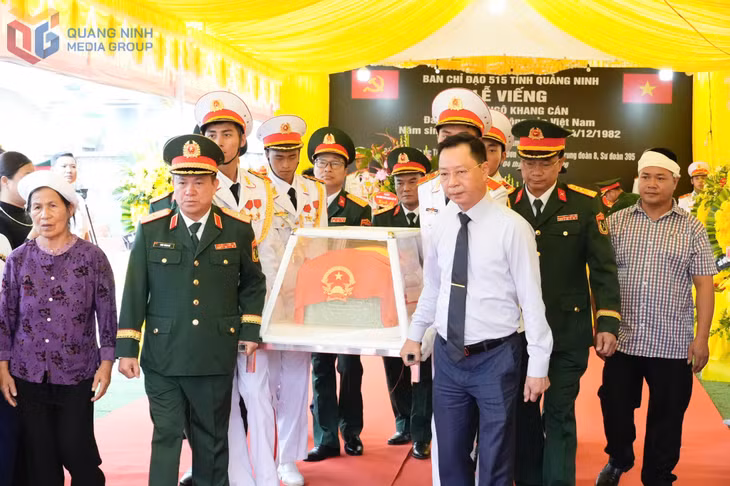Các đồng chí lãnh đạo Quân khu 3, tỉnh Quảng Ninh và thân nhân gia đình tiễn đưa liệt sĩ về quê hương Cao Bằng.