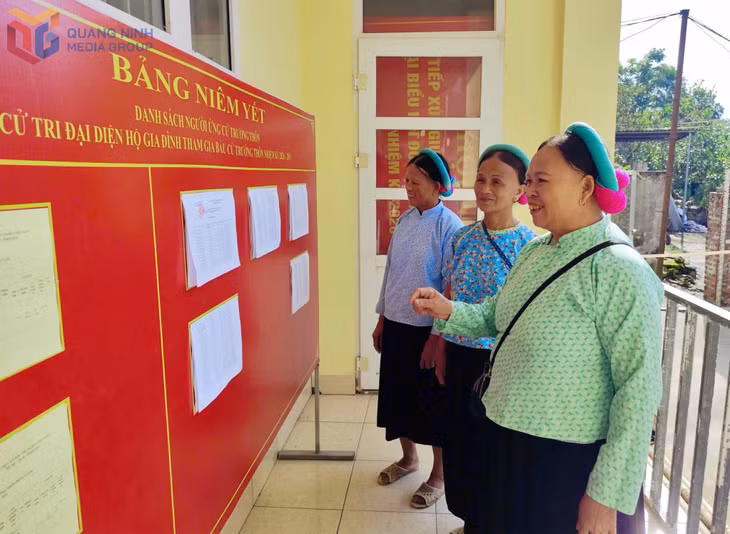 Cử tri đồng bào dân tộc thôn Đồng Cậm, xã Hoành Mô, tìm hiểu thông tin ứng cử viên trưởng thôn mới trước khi bầu cử.