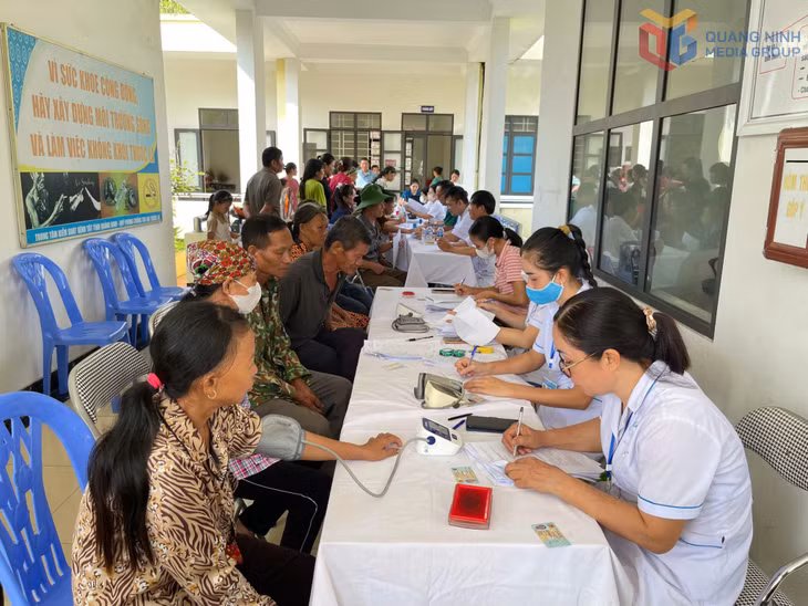 Đông đảo người dân thôn Thanh Sơn, xã Ba Chẽ, đến khám sức khỏe miễn phí trong dịp này.