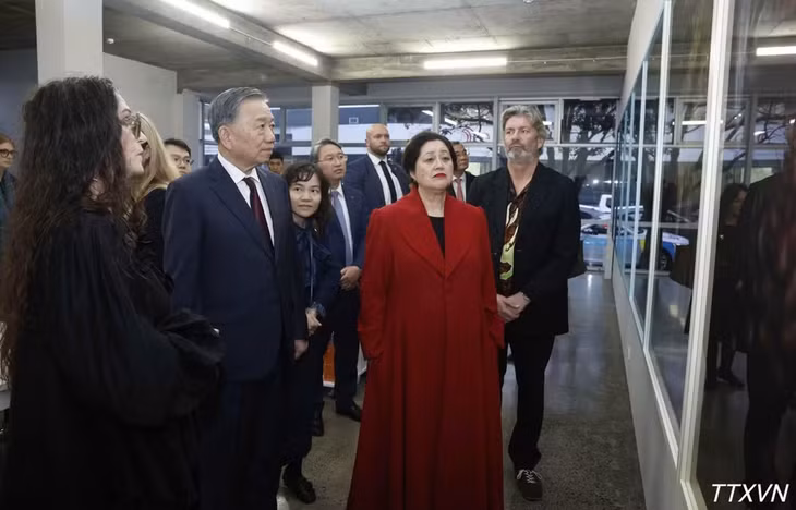 Tổng Bí thư, Chủ tịch nước Tô Lâm và Toàn quyền New Zealand Cindy Kiro tham quan Triển lãm ảnh StarkWhite của nhiếp ảnh gia Fiona Pardington. (Ảnh: TTXVN)