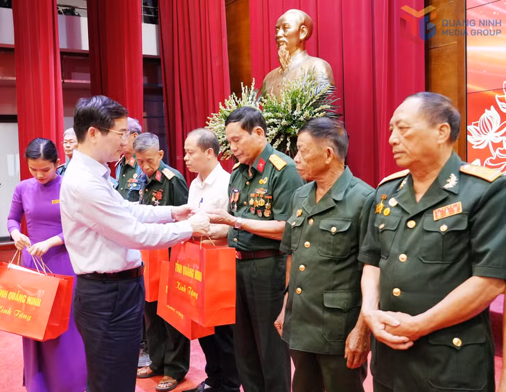 Đồng chí Vũ Quyết Tiến, Phó Bí thư Tỉnh ủy, Chủ tịch Ủy ban MTTQ tỉnh tặng quà người hoạt động kháng chiến bị nhiễm chất độc da cam/dioxin tại buổi gặp mặt nhân kỷ niệm 65 năm thảm họa da cam ở Việt Nam 10/8 (1961-2026) và tổng kết 5 năm phong trào 