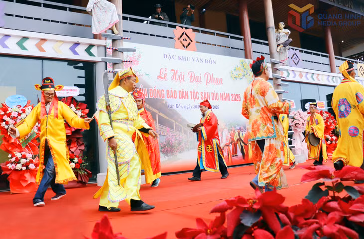 Múa hành quang đậm bản sắc mô phỏng hành trình các vị thần linh, thánh tổ và các bậc tiền nhân tuần du quanh không gian làng bản, giáng phúc cho dân làng trong dịp lễ lớn tại Lễ hội Đại Phan 2026 ở đặc khu Vân Đồn. Ảnh: Hà Phong