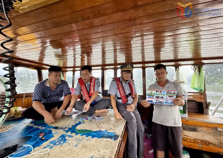 Cán bộ Chi cục Biển, Hải đảo, Thủy sản và Kiểm ngư tỉnh tuyên truyền Nghị định 246/2026/NĐ-CP đến ngư dân.