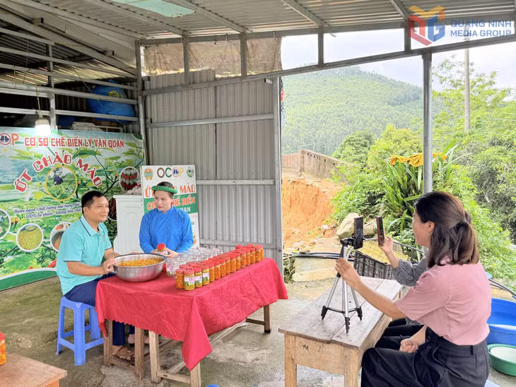 Hội Nông dân xã Đông Ngũ hỗ trợ hội viên tổ chức livestream trên nền tảng số.