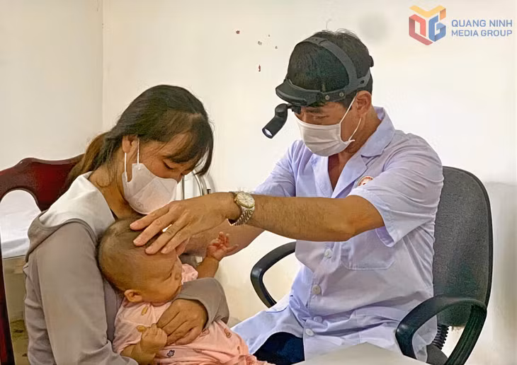 Khám sức khỏe cho trẻ em dưới 6 tuổi tại Trạm Y tế phường Móng Cái 2.