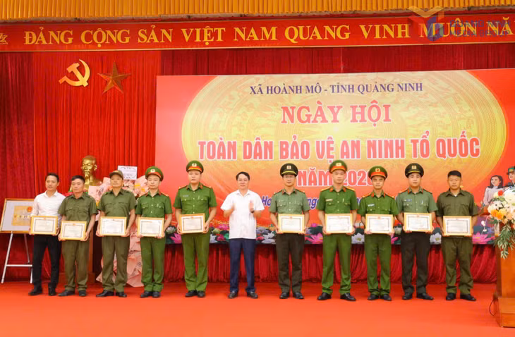 Lãnh đạo UBND xã Hoành Mô khen thưởng cho các cá nhân có thành tích xuất sắc trong thực hiện phong trào Toàn dân bảo vệ an ninh Tổ quốc năm 2026.