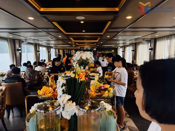 Du khách trải nghiệm dịch vụ ăn uống trên tàu du lịch Crystal Holidays.