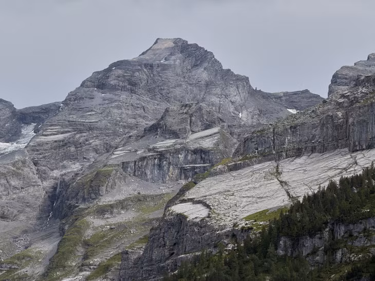 Khối đá “Spitze Stei”, khu vực có nguy cơ sạt lở, nhìn từ hồ Oeschinensee gần Kandersteg, Thụy Sĩ. Ảnh: AP