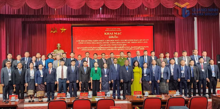Các đại biểu tỉnh Quảng Ninh và tỉnh Luông Pha Băng chụp ảnh lưu niệm tại lễ khai mạc lớp bồi dưỡng.