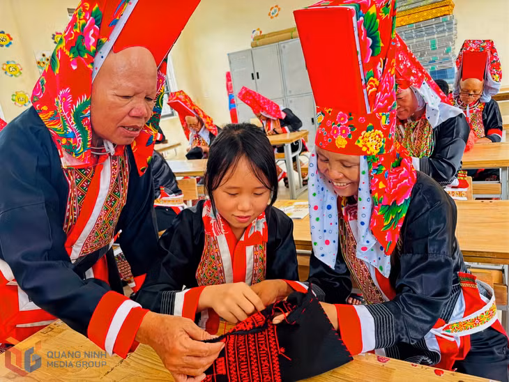 Các em nhỏ thực hành thêu họa tiết trên trang phục truyền thống dưới sự hướng dẫn của thành viên CLB Thêu.